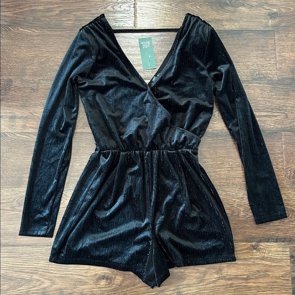 NWT Wild Fable Black Velvet Long Sleeve Romper | Velvet Romper | Velvet - Picture 2 of 8